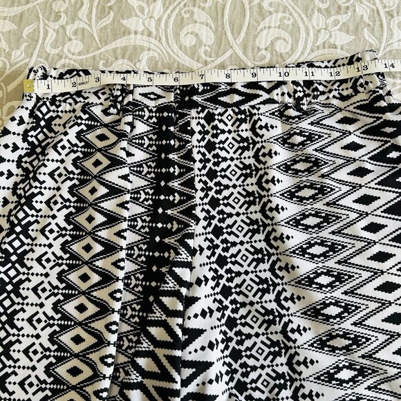 New Directions Shorts Women S Black White Aztec Geometric Jersey Comfy Stretch - Picture 5 of 10